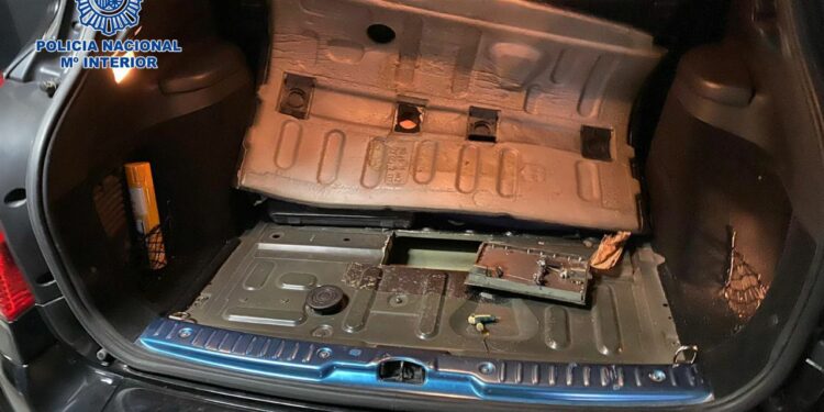 Detenidos por adulterar cocaína y transportarla en vehículos caleteados