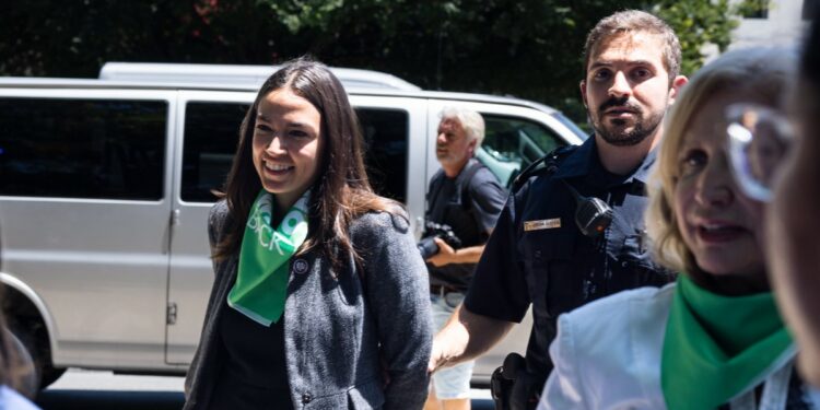 Detienen a 16 congresistas demócratas durante protesta a favor del aborto en EU