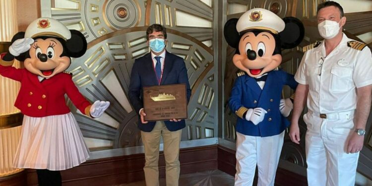 Doble escala, con un crucero de Disney | LOC