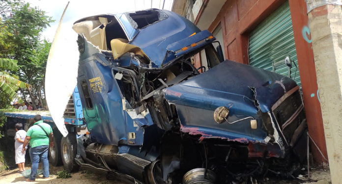 Dos muertos, deja fuerte accidente en el crucero de la “Y”