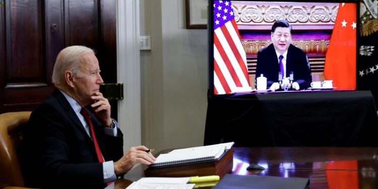 FOTO DE ARCHIVO: El presidente de Estados Unidos, Joe Biden, habla virtualmente con el líder chino Xi Jinping desde la Casa Blanca en Washington, Estados Unidos, el 15 de noviembre de 2021.  REUTERS/Jonathan Ernst/File Photo