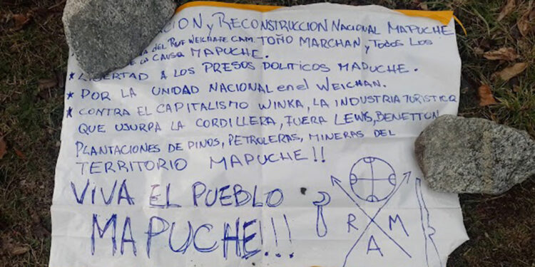 Los atacantes dejaron una nota en el lugar, en la que reivindican el hecho como una supuesta manifestación a favor del pueblo mapuche