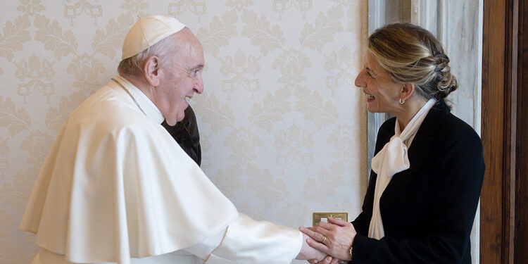 El Gobierno dice que Díaz gastó 224 euros en su viaje al Vaticano en Falcon con siete asesores