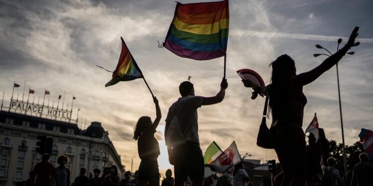 El Orgullo LGTBIQ+ vuelve a ser multitudinario en Madrid: conciertos, pregón y manifestación con carrozas | Madrid