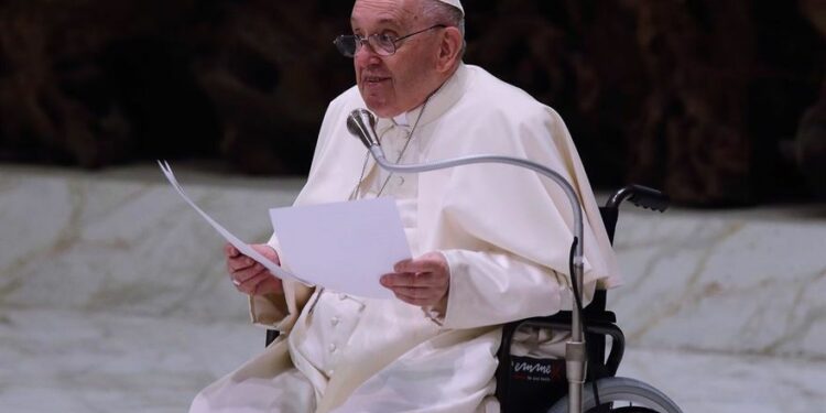 El Papa reaparece en silla de ruedas poco antes de viajar a Canadá