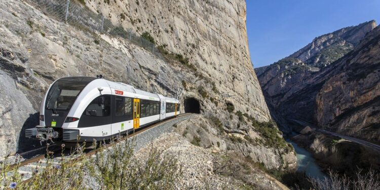 El Tren dels Llacs panorámico comienza este sábado los viajes entre Lleida y La Pobla de Segur (Lleida)