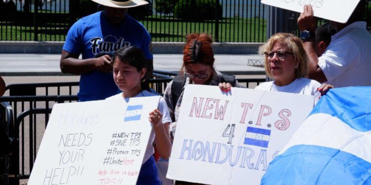 El USCIS cambia política sobre viajes en favor de los inmigrantes con TPS