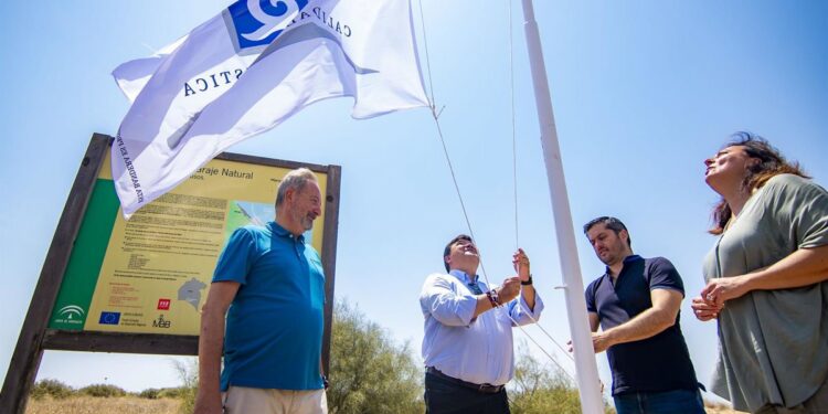El alcalde de Huelva iza las banderas Q de 'Calidad Turística' y S de 'Sostenibilidad' en la playa del Espigón