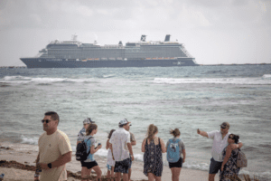 "Los turistas vienen a Mahahual, botan su basura y se van", denuncia un pescador local.