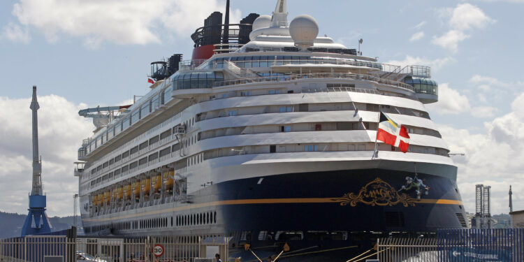 El crucero 'Disney magic' llega por primera vez al puerto de A Coruña