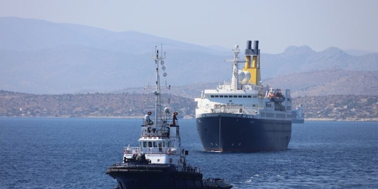 El crucero “Pearl” sale de El Pireo para desguace en Turquía | Puente de Mando