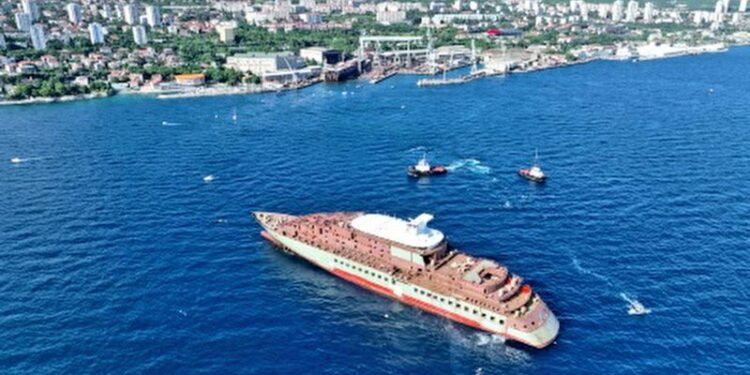 El crucero Scenic Eclipse II toca el agua por primera vez