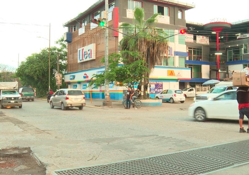 El embudo del crucero de las Juntas en Puerto Vallarta no tiene remedio. embudo es el crucero de la calle Revolución