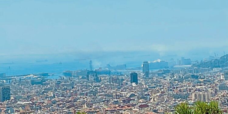 Contaminación en el puerto de Barcelona.