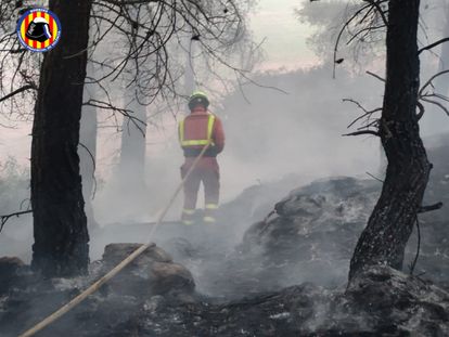 Un bombero forestal en el incendio de Venta del Moro, en una imagen del Consorcio Provincial de Bomberos.