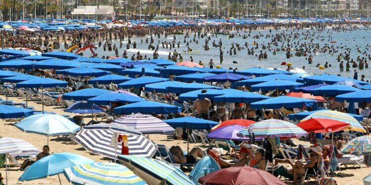 El informe encargado por el Consell a la Universidad de Alicante considera que la tasa turística no es “oportuna” a medio plazo | Comunidad Valenciana