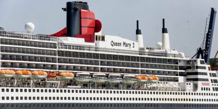 El lujoso crucero 'Queen Mary 2' vuelve a Cádiz