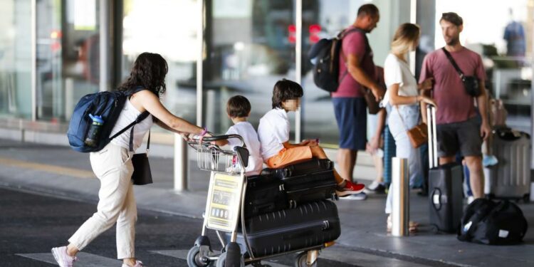 Pasajeros en el aeropuerto de Barajas, el viernes.