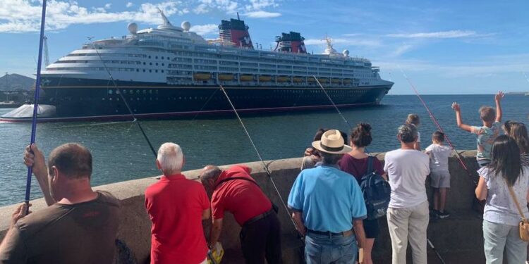 El ratón Mickey desembarca en el puerto de Bilbao