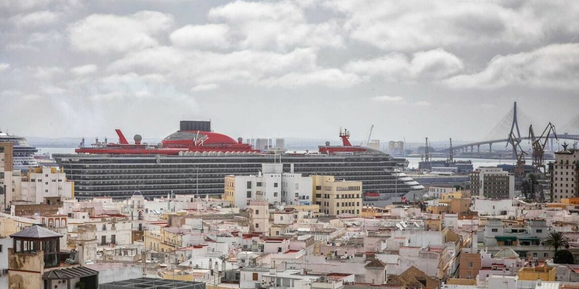 El singular crucero de Virgin atraca en el puerto de Cádiz