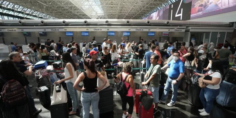 El sistema está roto: por qué la aviación comercial vive su temporada más caótica en décadas