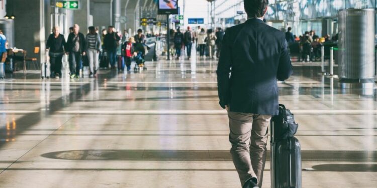 Un hombre con una maleta en un aeropuerto.