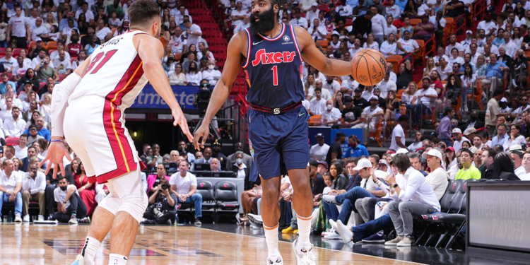 James Harden encara ante los Heat.