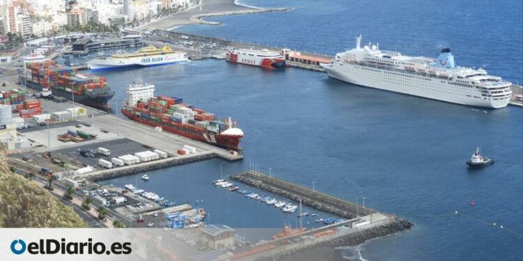 El tráfico de pasajeros en el Puerto de la capital sube un 97,94% y el movimiento de mercancías baja un 12,41% de enero a junio