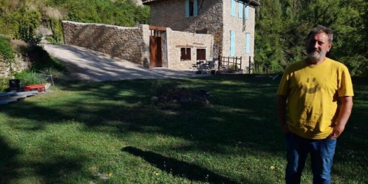 Molino Centenera 8 Javier Selva posa en la campa en la que se proyectarán las películas del Vagamundos Festival.