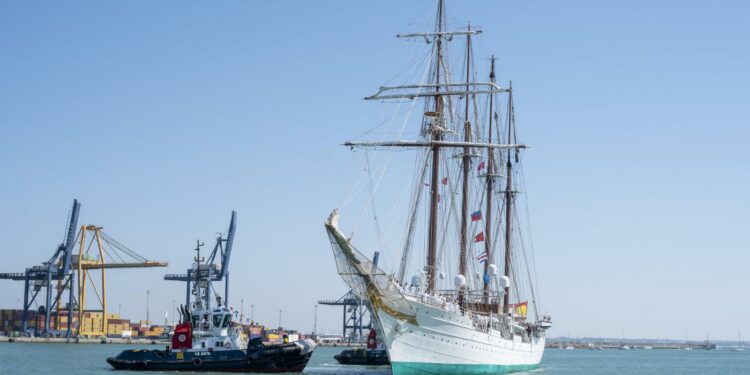 Elcano pone punto y final a su crucero número 94 con su llegada al puerto de Cádiz