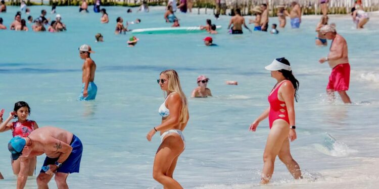Eliminación de pruebas de covid-19 en EU incentivan viajes al Caribe Mexicano