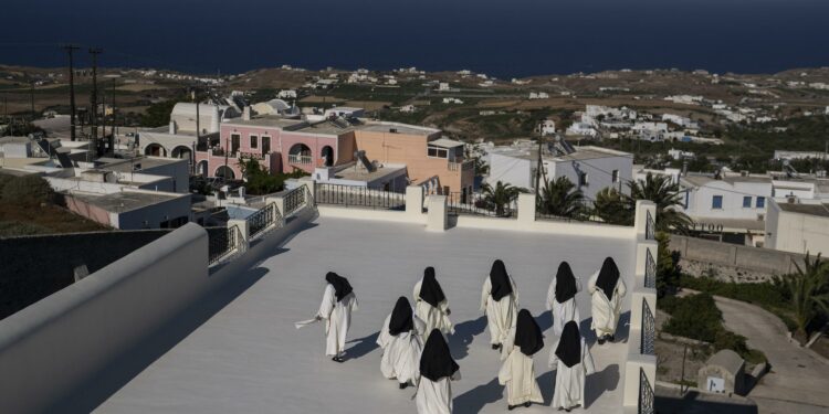 En Santorini, 13 monjas de clausura rezan por el mundo