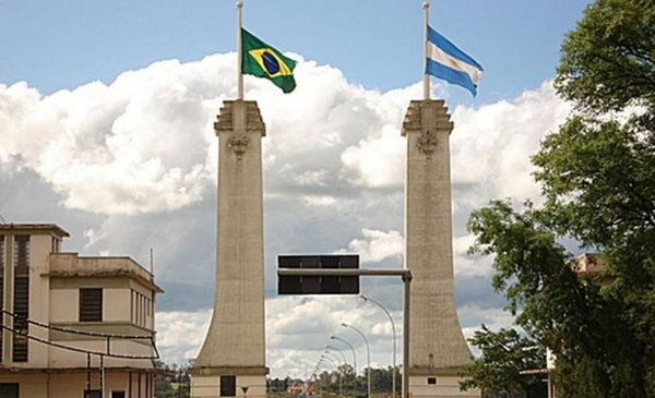 En aeropuertos y fronteras: así es el trámite para autorizar viajes al exterior de menores