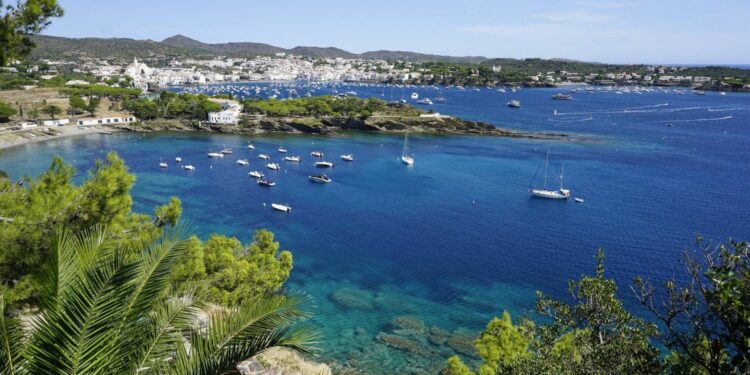 Puerto de Cadaqués en Alt Empordà, municipio costero de Girona con mucho turismo / PIXABAY
