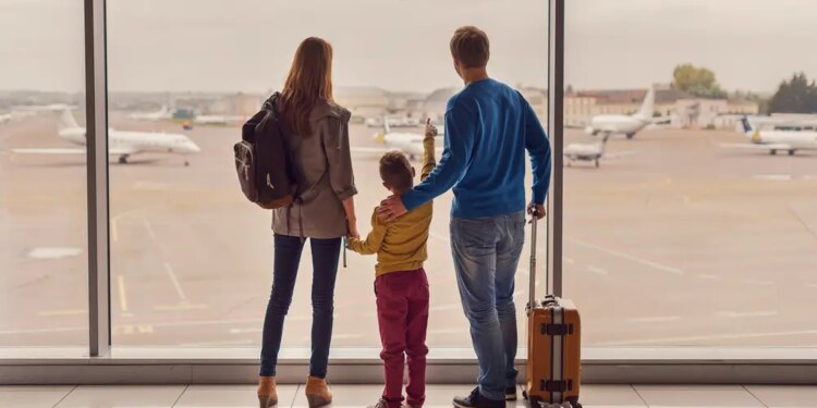 Familia en un aeropuerto