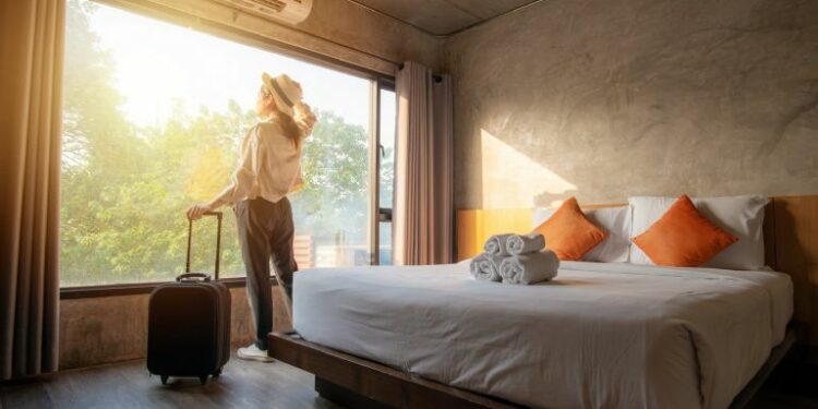 Ex mucama de hotel reveló la razón por la que se debe cambiar el papel higiénico al llegar a una habitación