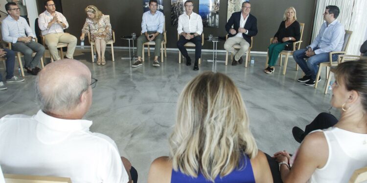 Feijóo exige a Sánchez un PERTE para el turismo y retomar los programas del Imserso