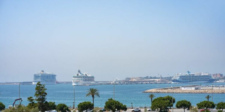 Ferrys y cruceros suponen el 15 por ciento de la contaminación del aire en Palma