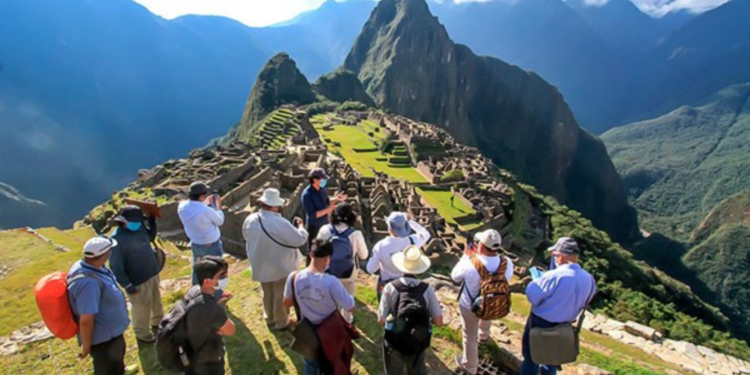 Un millón de turistas viajarán por el Perú durante el fin de semana largo.