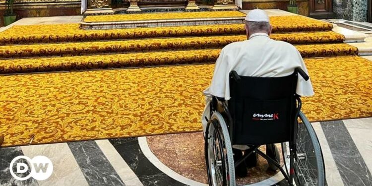 Francisco reaparece en silla de ruedas antes de viajar a Canadá | El Mundo | DW