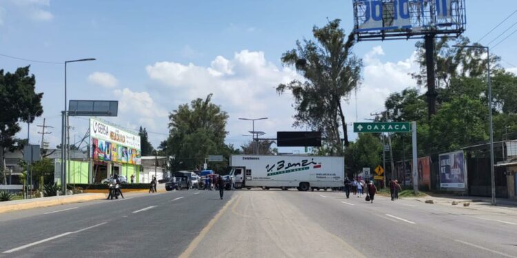 Habitantes de Mixtepec bloquean el crucero del aeropuerto