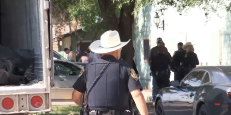 Hallan a 13 migrantes en un tráiler en Texas durante una parada de tráfico – Telemundo San Diego (20)