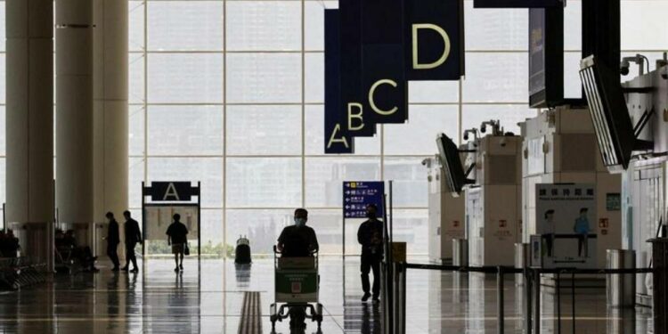 Hong Kong debe permitir la libertad de viaje para mantener estatus de centro financiero - informe