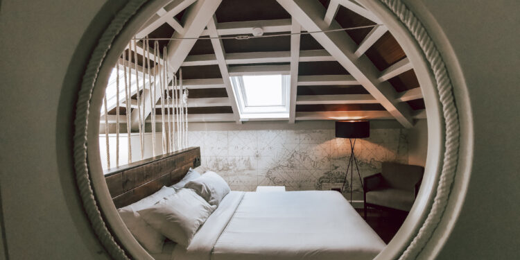 Interior del hotel-faro Lari