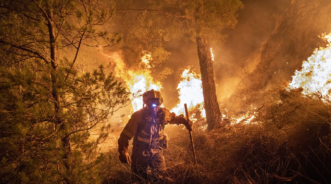 INCENDIOS EN ESPAÑA OBLIGAN A EVACUAR POBLADORES Y SUSPENSIÓN DE VIAJES EN TREN