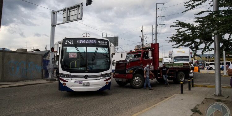 Integrantes del Sindicato Libertad bloquean cruceros de Oaxaca por detención de su líder