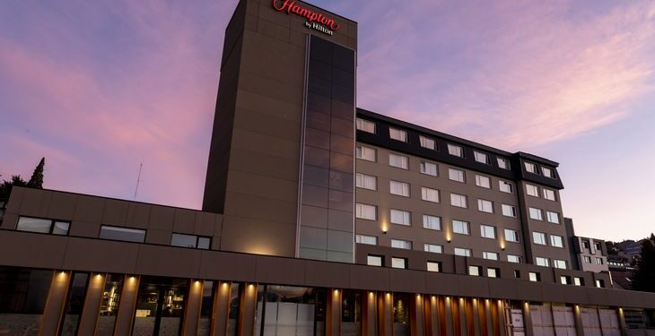 Hampton Bariloche inauguró en noviembre de 2019 con los aportes de 125 inversores argentinos.
