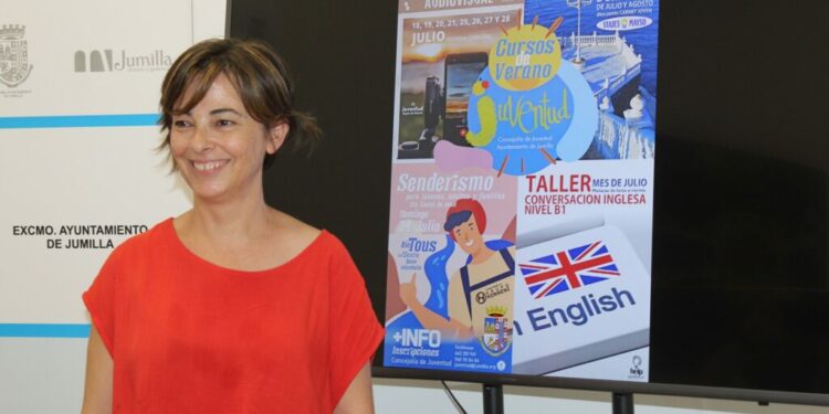 Juventud programa talleres de creación audiovisual, de inglés, viajes a la playa de Benidorm y senderismo por el Río Tus