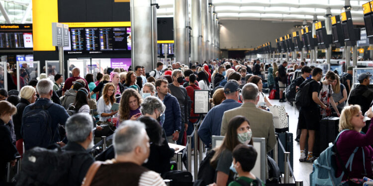 Los pasajeros hacen cola dentro de la terminal de salidas de la Terminal 2 del aeropuerto de Heathrow en Londres, Gran Bretaña, el 27 de junio de 2022. (REUTERS/Henry Nicholls)