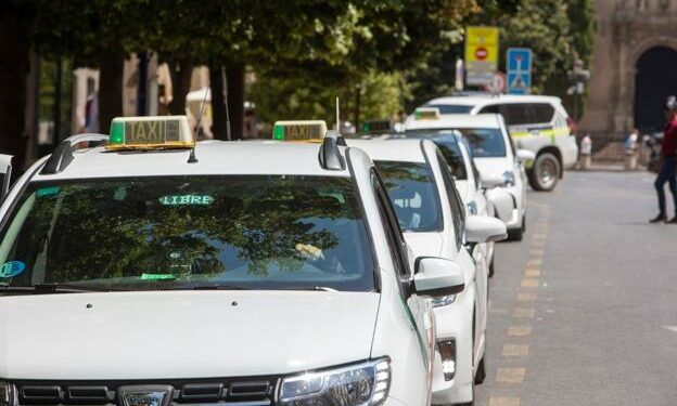 Taxis esperan una carrera en la parada de Plaza Nueva. /ALFREDO AGUILAR